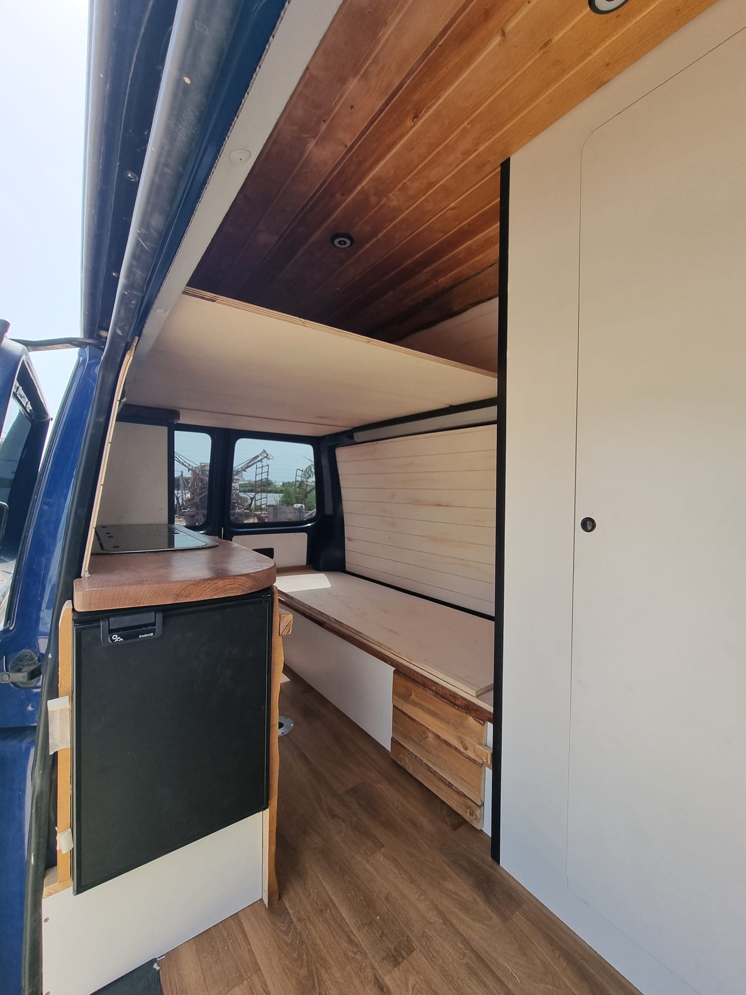 3 nevera y baño T5 camper